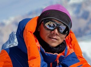 K2(8,611m) 탐험 중인 셰르파 산악 가이드가 착용한 해부학적 형태의 등산용 선글라스