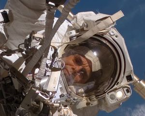 2006년: 스웨덴 우주비행사 크리스터 푸글레상(Christer Fuglesang)이 국제우주정거장 건설 임무 중 안경을 착용하고 있다.