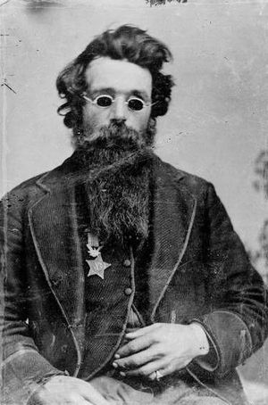 실명을 감추기 위해 선글라스를 착용한 제퍼슨 코츠(1870년)