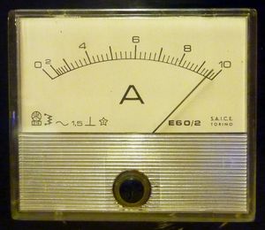 구형 이동철편 전류계의 전면. 특징적인 비선형 눈금을 확인할 수 있다. 전류계 기호는 계기판 왼쪽 아래에 있다.