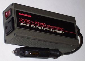 자동차의 12V DC 전원으로부터 115V AC를 제공하도록 설계된 인버터. 그림의 장치는 최대 1.2암페어의 교류 전류를 제공하며, 이는 60W 전구 두 개를 작동시키기에 충분하다.