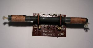 AM 라디오의 루프스틱 안테나. 장파와 중파(AM 방송) 수신을 위한 두 개의 권선이 있다. 일반적으로 길이가 10cm 정도이며, 라디오 수신기 내부에 숨겨져 있다.