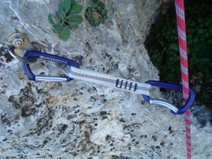 로프가 퀵드로에 클립되어 볼트에 클립되어 있다.