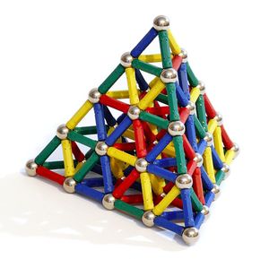 자석은 장난감에 많이 사용된다. M-tic은 건설을 위해 금속 구체에 연결된 자기 막대를 사용한다.