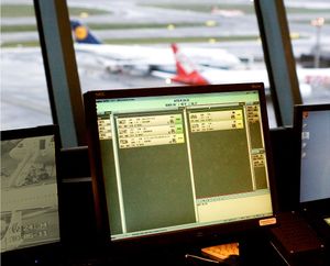 상파울루 국제공항 관제탑 지상 관제의 전자 비행 진행 스트립 시스템.