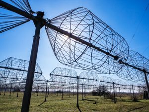 우크라이나 UTR-2 전파 망원경의 케이지 다이폴 안테나. 직경 8m × 1.8m의 아연 도금 강철 와이어 다이폴은 8~33MHz의 대역폭을 갖는다.