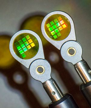 판에 식각된 회절격자