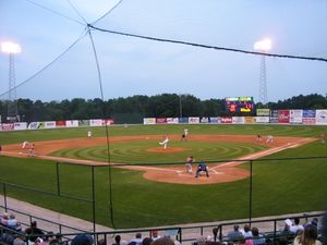 2004년 7월, 버링턴 커뮤니티 필드에서 버링턴 비스(Burlington Bees)가 쿼드 시티 스윙(Swing of the Quad Cities)과 경기를 치르는 모습.