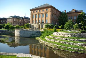 보니야드 크릭을 따라 위치한 공과대학 건물