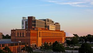 배경에 스테이트 팜 센터(State Farm Center)가 보이는 메모리얼 스타디움(Memorial Stadium)
