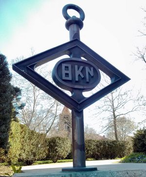 일리노이 대학교에 세워진 에타 카파 뉴 기념비