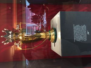 프리미어 리그는 무패로 리그 우승을 달성한 아스널의 업적을 기념하기 위해 특별한 황금 트로피를 제작했다.