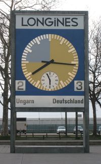 스타드 드 스위스 앞에 경기를 기념하기 위해 시계가 복원 설치되어 있다.