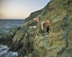 해안 절벽에 만들어진 벙커식 포대 (사다곶 포대)