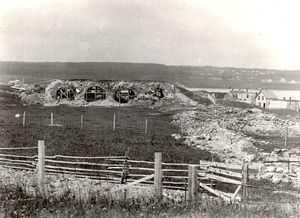 1920년 사적이 지정될 당시 요새 도시에는 이 네 개의 아치만 남아 있었다. 이 사진은 현대에 부지에 건설된 여러 채의 집들도 보여준다. 결국 이들은 수용되었다.