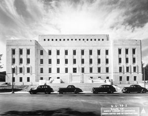 1939년에 개관한 애덤스 도서관(애덤스 빌딩의 애덤스 도서관)