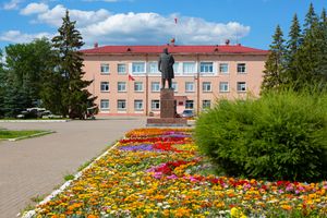 추도보 행정부 건물과 네크라소프 거리의 블라디미르 레닌 기념비