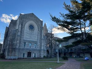 마쉬 채플, BU 비치에 위치, BU 로스쿨 강당 옆