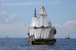 함대의 첫 함선인 24문 3돛대의 프리깃선 Shtandart호의 현대 복제품