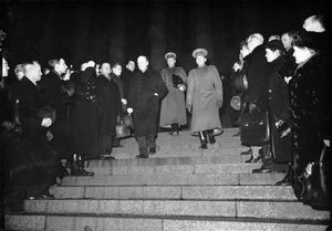 1940년 12월 19일 취임 선서를 하고 홀로 의회를 나오는 뤼티. 뤼티의 전임자 칼리오가 같은 날 심장발작을 일으켜 사망했다.