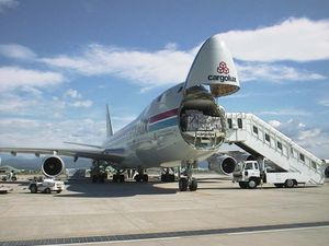 카고룩스(Cargolux) 보잉 747-400F 항공기의 전방 적재문이 열린 모습