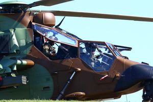 스페인 유로콥터 타이거 조종사들의 이륙 준비 모습