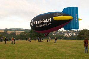 바르슈타인(독일)에서 열린 "바르슈타이너 국제 몽골피아드" 중 이륙 준비를 하는 열기구 비행선