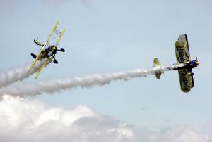 영국의 Utterly Butterly(Utterly Butterly)가 보잉 스티어먼 모델 75(Boeing Stearman Model 75)를 사용한 연기. 윙워크도 동시에 진행되고 있다.