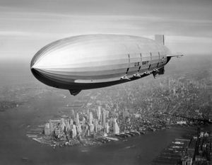 1933년 로어 맨해튼 상공의 매콘호(USS Macon)