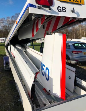 보관 및 도로 운송을 위해 분해되어 트레일러에 실린 글라이더