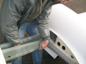 조립 중인 글라이더의 날개 뼈대(스파)