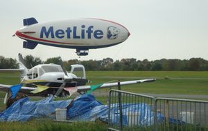 뉴저지주 현지 공항에 착륙하는 광고용 비행선