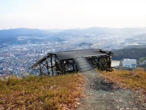 산비탈에 만들어진 패러글라이딩 이륙 지점