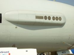 E-3 동체 측면의 ESM 안테나