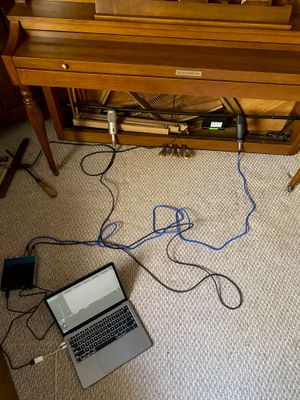 피아노를 동시에 녹음하기 위해 설치된 두 개의 마이크. 이를 통해 스테레오 사운드를 생성한다.