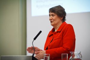 2012년 4월 17일 웨일스 의회(Welsh Assembly)에서 클라크