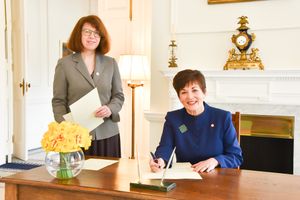 총독 패트리샤 레디 여사(오른쪽)가 2020년 9월 13일 최고 선거관리관 알리시아 라이트(왼쪽) 앞에서 선거 공고를 발표하고 있다.