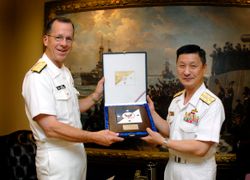 제3종 하복을 착용한 해상자위대 장성과 여름 흰색 제복을 착용한 미국 해군 장교.