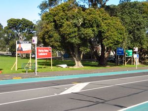 전국 및 각 선거구에 출마하는 정당과 후보들을 알리는 선거 현수막