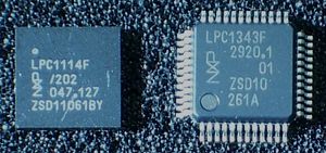 33핀 HVQFN 패키지의 NXP LPC1114와 48핀 LQFP 패키지의 LPC1343, 모두 ARM Cortex-M 마이크로컨트롤러