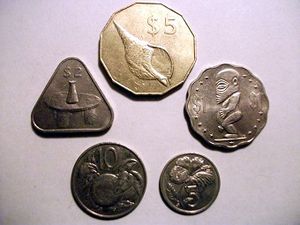 시계 방향으로 위부터: 5달러, 1달러, 5센트, 10센트, 2달러