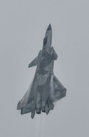 스텔스 기술을 통합한 청두 J-20(成都 J-20)