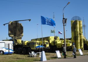 S-300PMU-2 차량. 왼쪽부터: 64N6E2 탐지 레이더, 54K6E2 지휘소 및 5P85 TEL.