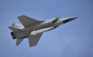 Kh-47M2 킨잘 미사일을 장착한 러시아 항공우주군 MiG-31BM