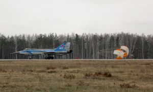 감속낙하산을 펼친 MiG-31E 착륙