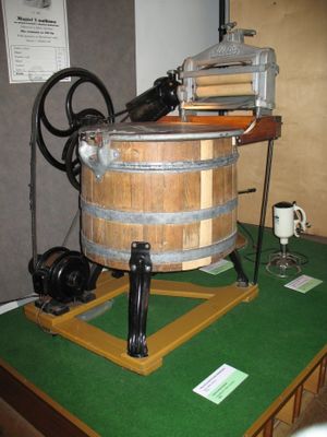 내장형 압착기가 있는 1923년형 전기 밀레 세탁기