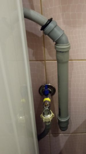 자동 세탁기 부속품.왼쪽은 급수의 볼 밸브와 급수 호스이다.오른쪽은 PVC 파이프로 만든 배수관이며, 배수 호스가 연결되어 있다.