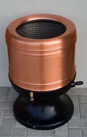 세탁물에서 물을 짜내는 독일식 세탁물 원심분리기; 회전 건조 기능이 있는 자동 세탁기의 등장으로 1970년대까지 이러한 전문 기기는 대부분 사용되지 않게 되었다.