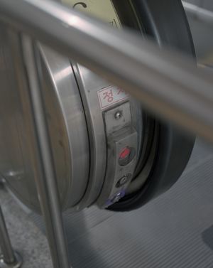 한국 에스컬레이터의 비상 정지 버튼