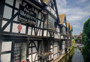 강 위의 폰트 보트는 도시 관광을 제공한다.